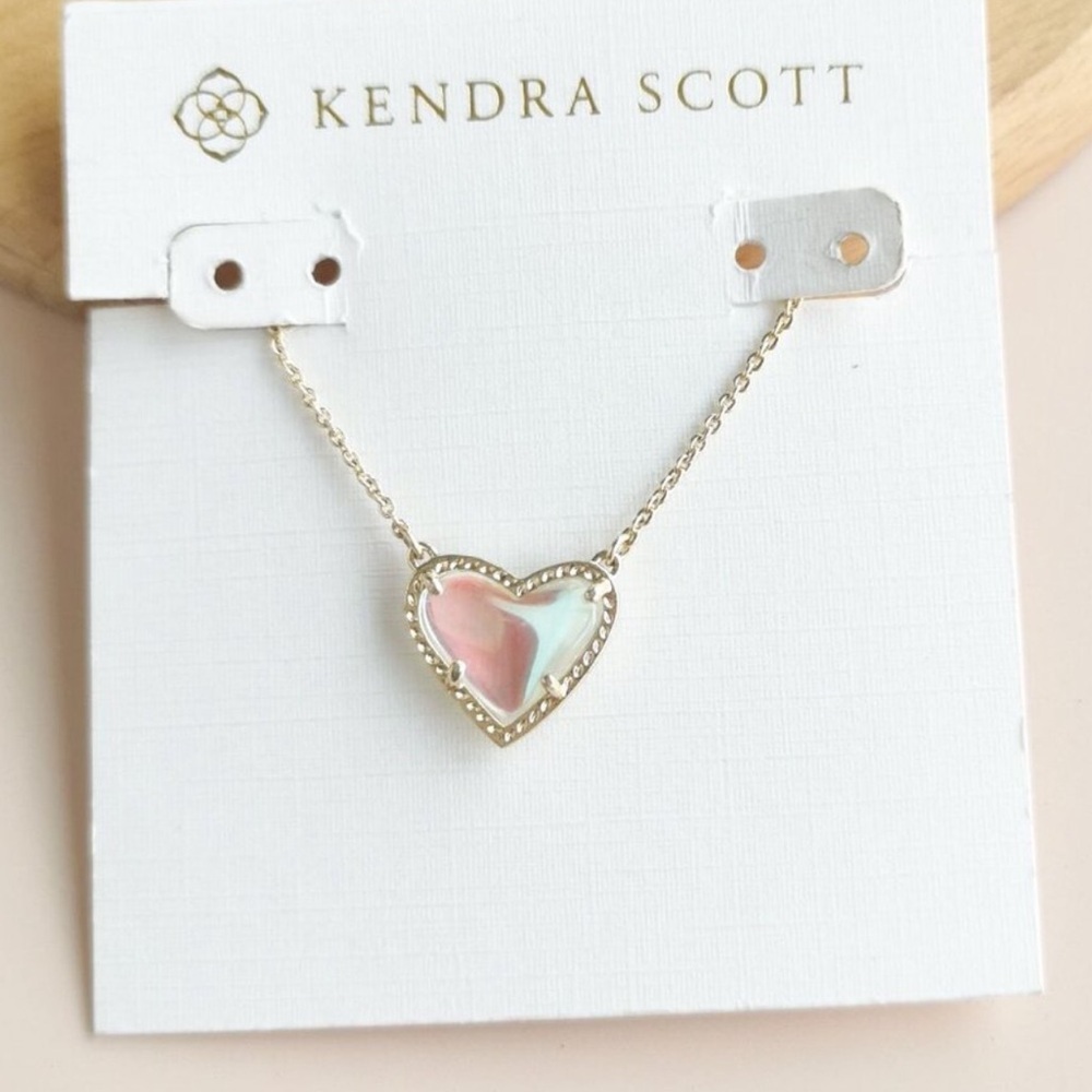 Kendra Scott Ari Heart Pendant in Gold Dichroic Glass - Picture 9 of 9